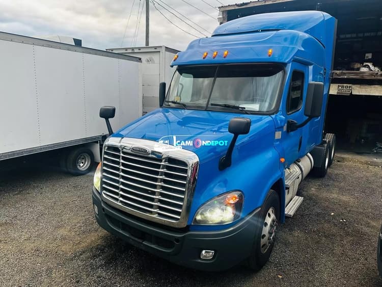 2018 FREIGHTLINER CASCADIA 125 Sleeper Trucks