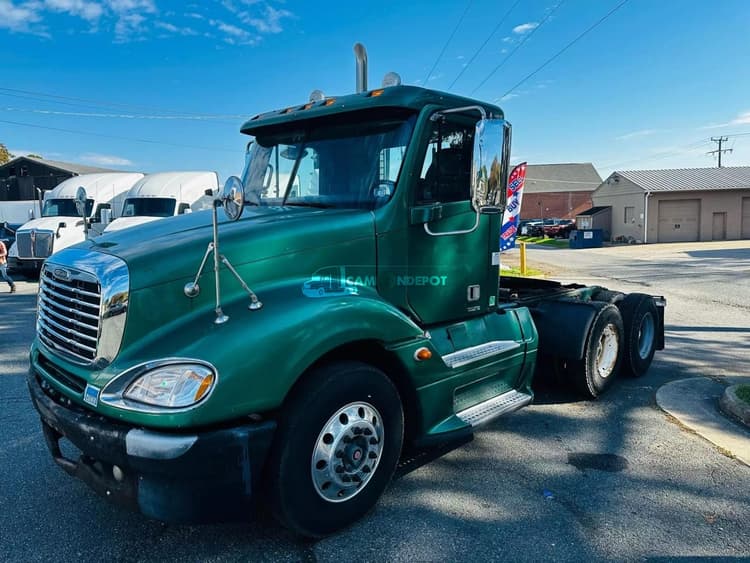 2007 FREIGHTLINER Columbia 120 Day Cab Trucks