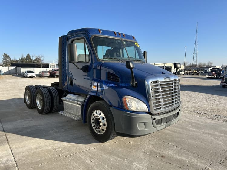 2017 FREIGHTLINER cascadia Day Cab Trucks