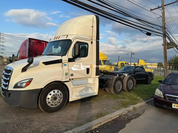 2020 FREIGHTLINER Cascadia 126 Day Cab Trucks
