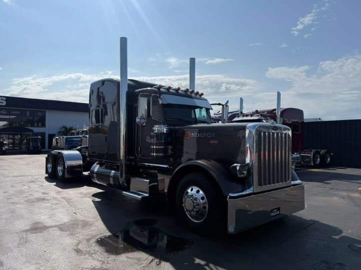 2022 PETERBILT 389 Sleeper Trucks