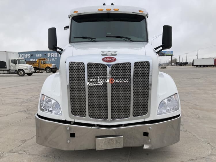 2015 PETERBILT 579  Sleeper Trucks