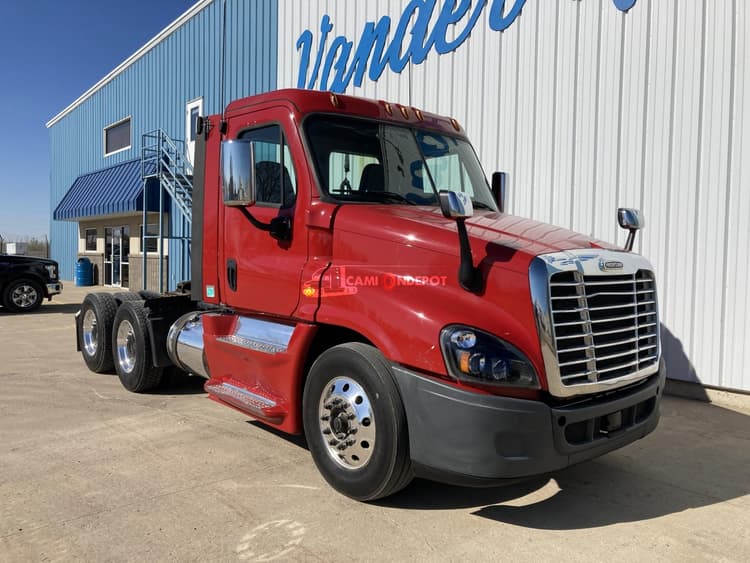 2018 FREIGHTLINER CASCADIA Day Cab Trucks