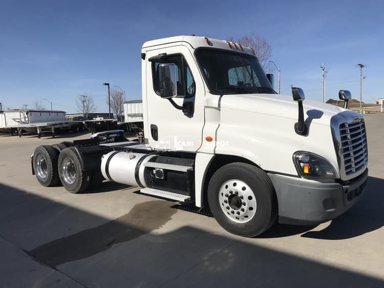 2020 FREIGHTLINER CASCADIA Day Cab Trucks