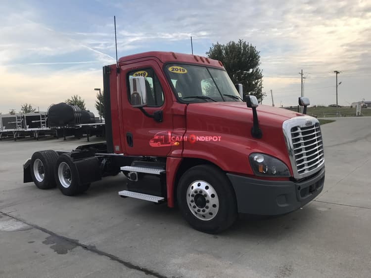 2019 FREIGHTLINER CASCADIA Day Cab Trucks