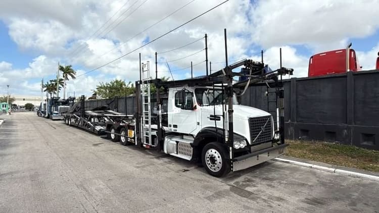 2017 VOLVO COMMERCIA Car Hauler Trucks