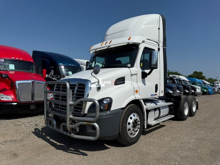 2018 FREIGHTLINER Cascadia 113  Day Cab Trucks