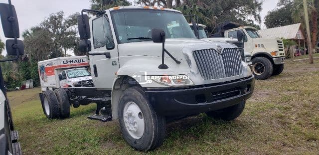 2005 INTERNATIONAL 4300 Cab & Chassis Trucks
