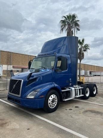 2021 VOLVO VNR64T300 Day Cab Trucks