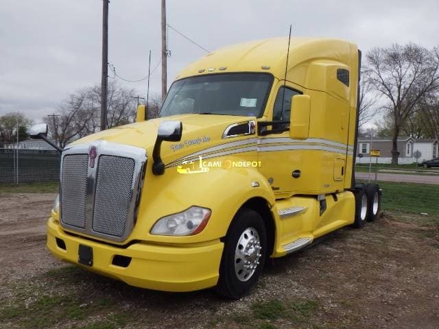 2017 KENWORTH  T 680 Sleeper Trucks
