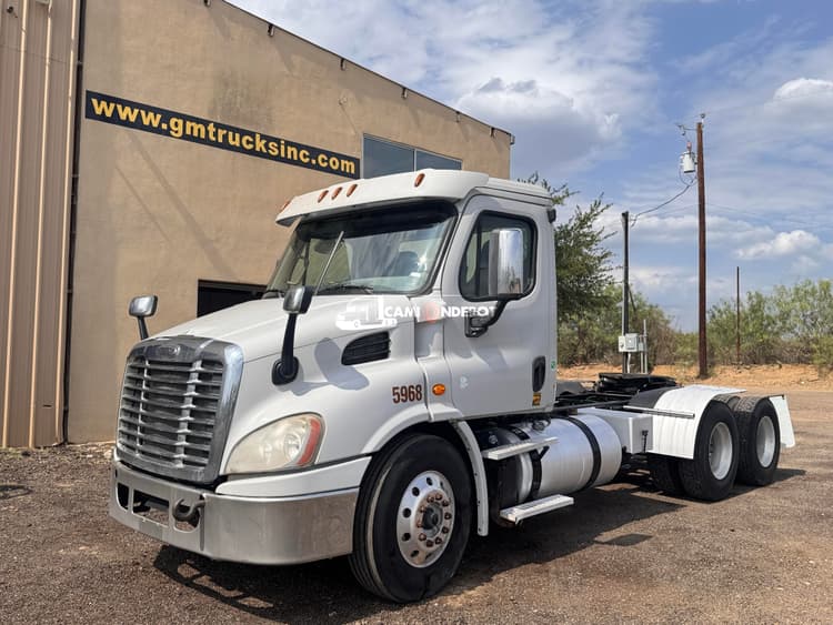 2017 FREIGHTLINER CASCADIA  Day Cab Trucks