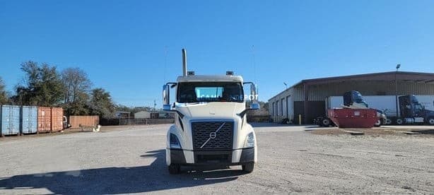 2020 VOLVO VNL64T300 Day Cab Trucks
