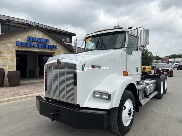 2011 KENWORTH T800 Day Cab Trucks