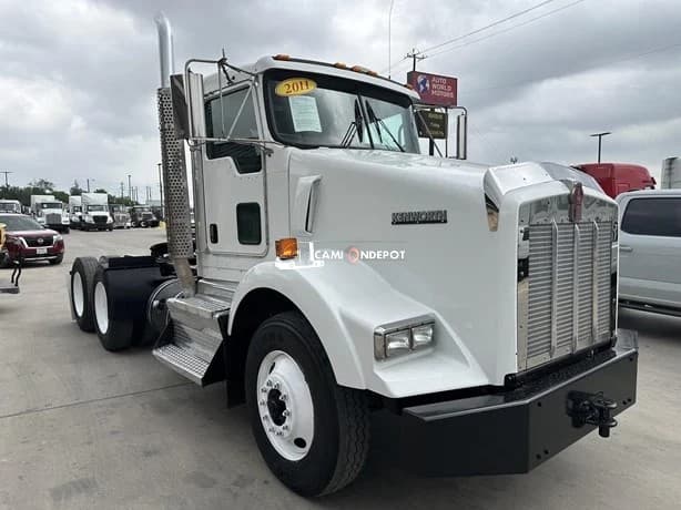 2011 KENWORTH T800 Day Cab Trucks