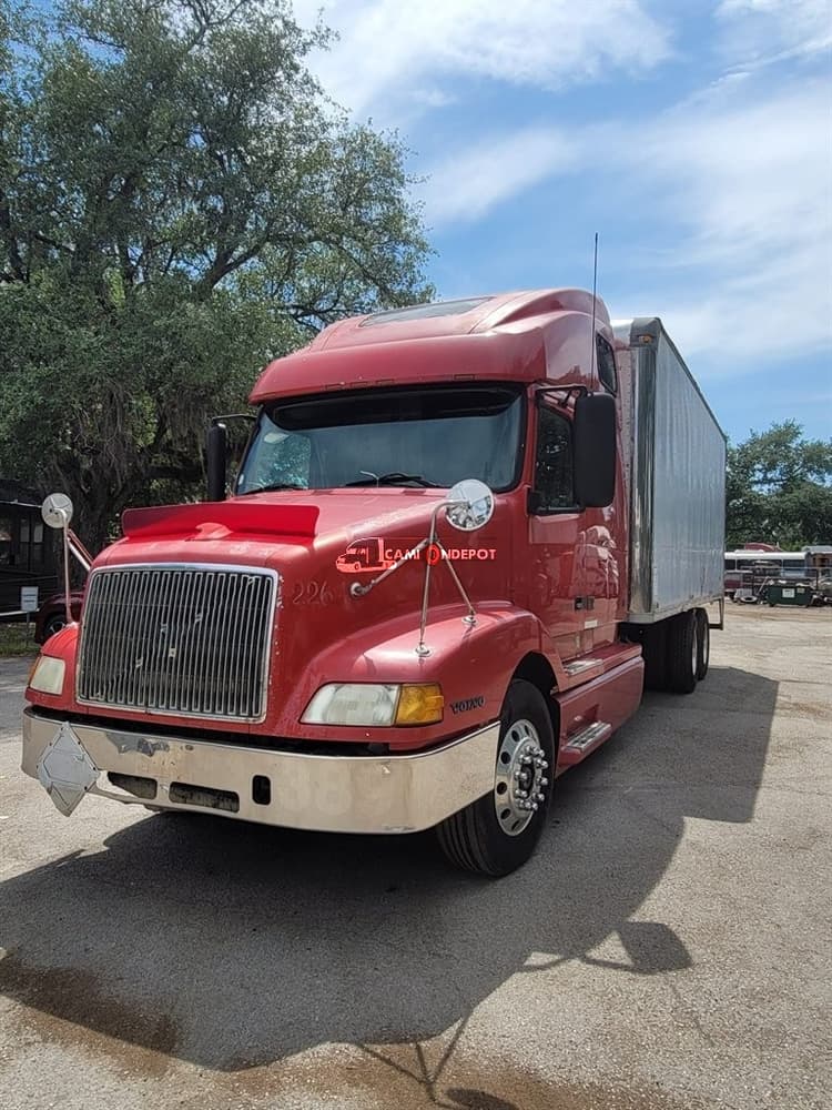 2000 Volvo VN Sleeper Trucks