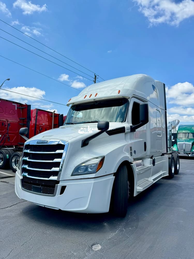 2019 Freightliner Cascadia Sleeper Trucks
