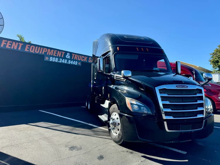 2019 Freightliner  Cascadia Sleeper Trucks