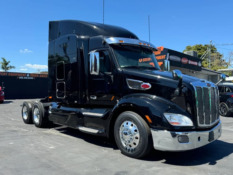 2021 Peterbilt 579 Sleeper Trucks
