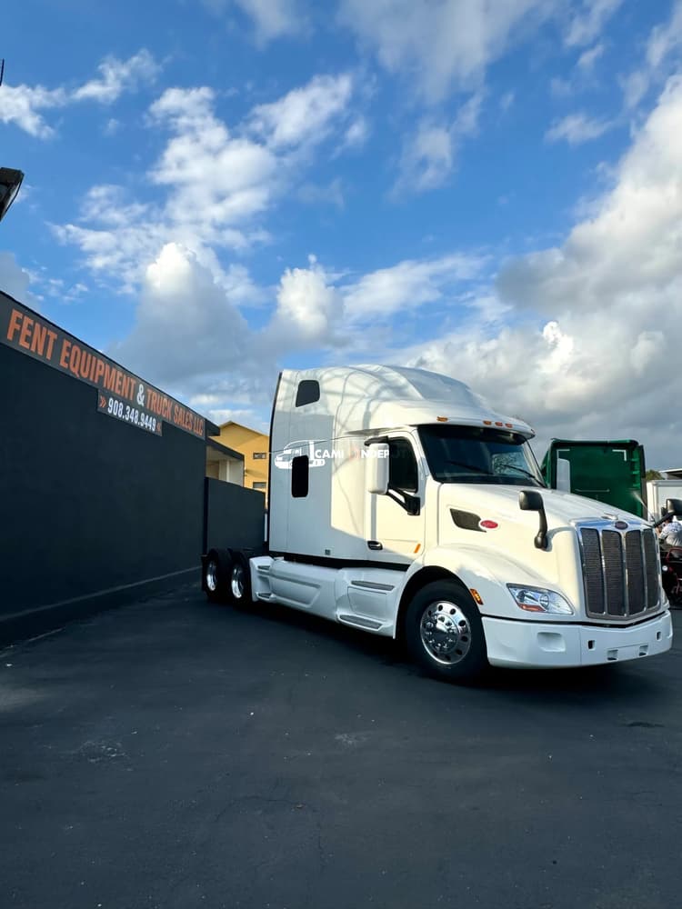 2021 Peterbilt 579 Sleeper Trucks