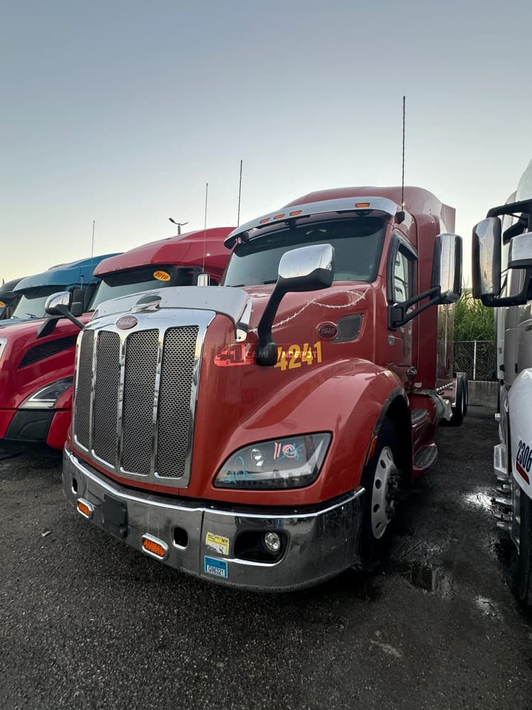 2019 Peterbilt 579 Sleeper Trucks