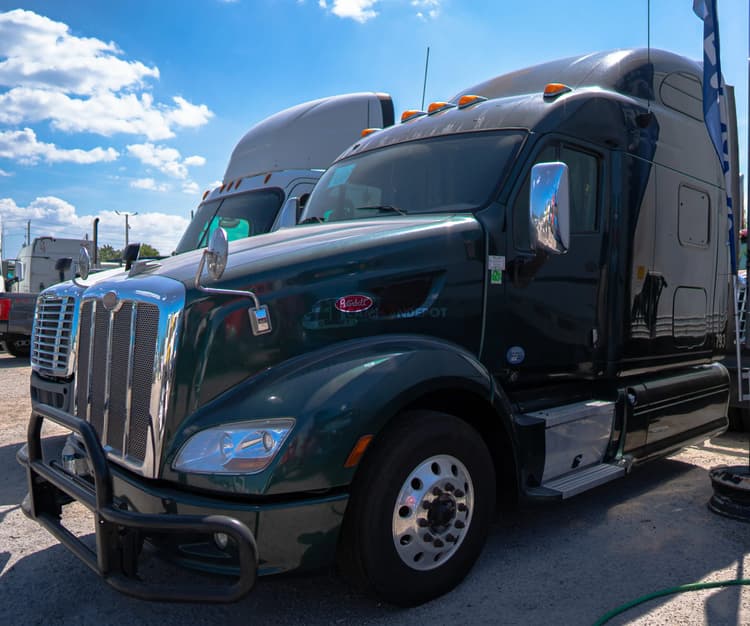 2014 Peterbilt 587 Sleeper Trucks