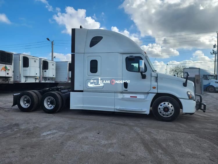 2017 Freightliner Cascadia Evolution Sleeper Trucks