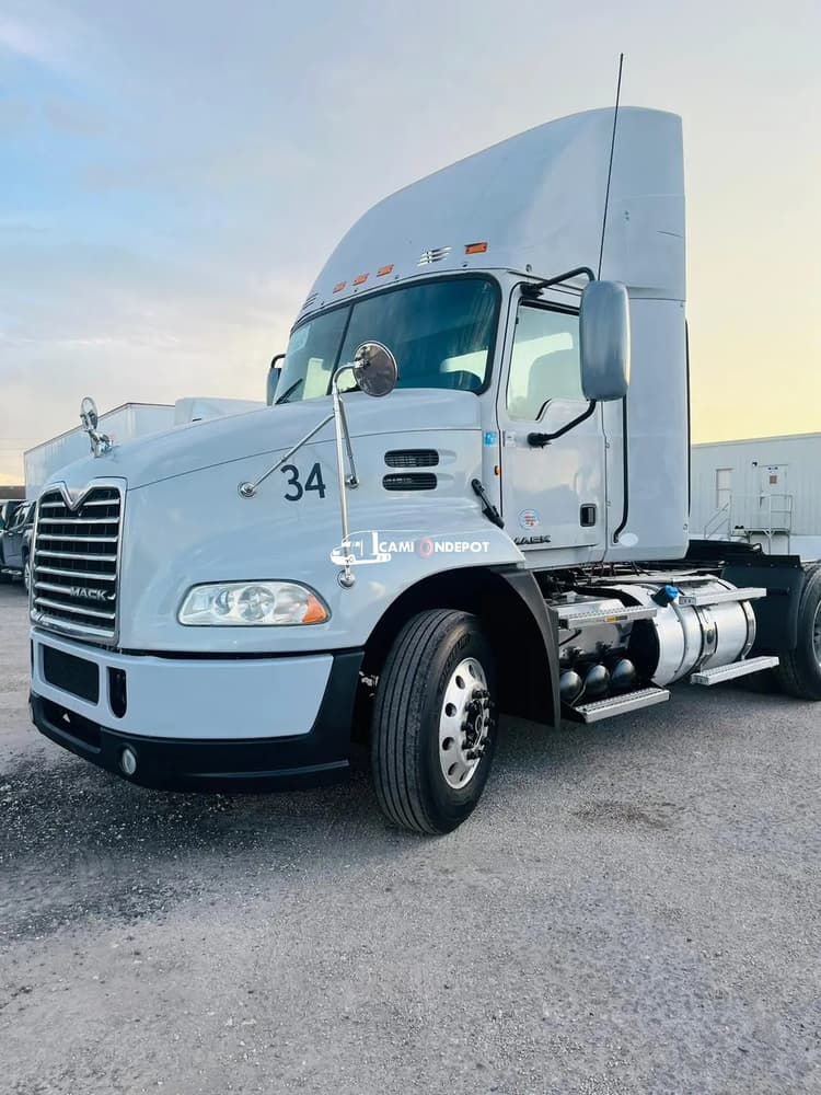 2011 Mack CXU613  Day Cab Trucks