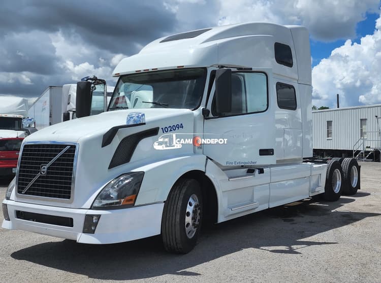 2013 Volvo 780 Sleeper Trucks