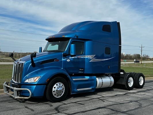 2023 Peterbilt 579 Sleeper Trucks