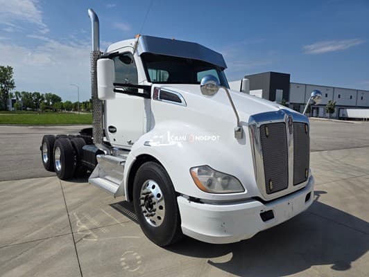 2015 Kenworth T680 Day Cab Trucks