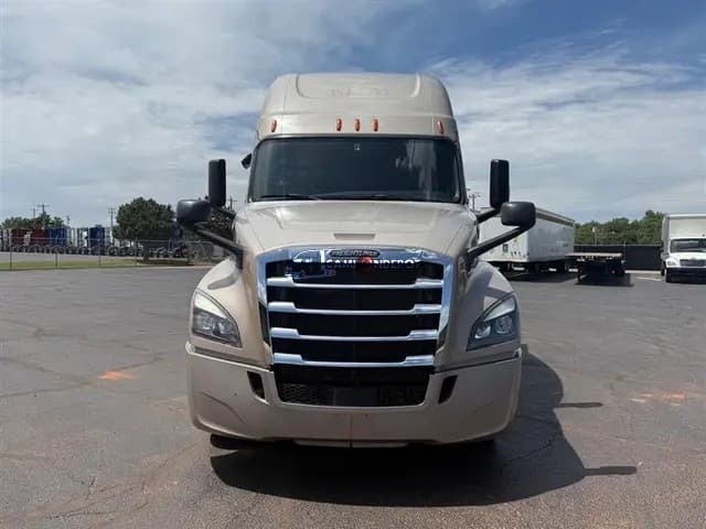 2020 Freightliner Cascadia Sleeper Trucks