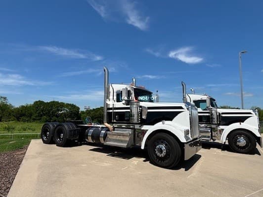 2022 Kenworth W900L Day Cab Trucks
