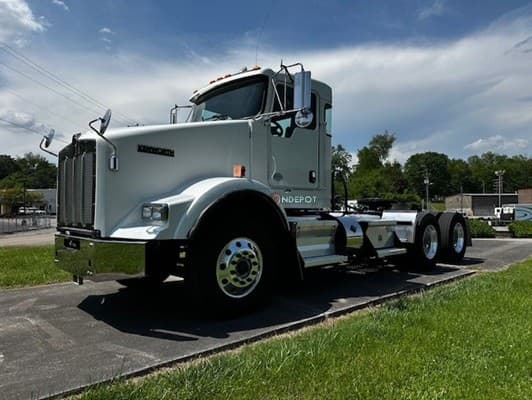 2016 Kenworth T800 Day Cab Trucks