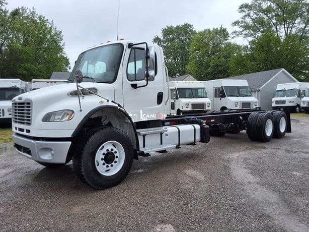 2015 Freightliner BUSINESS CLASS M2 106 Cab & Chassis Trucks