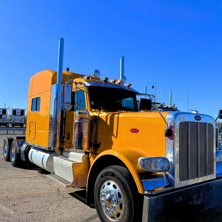 2017 Peterbilt 389 Sleeper Trucks
