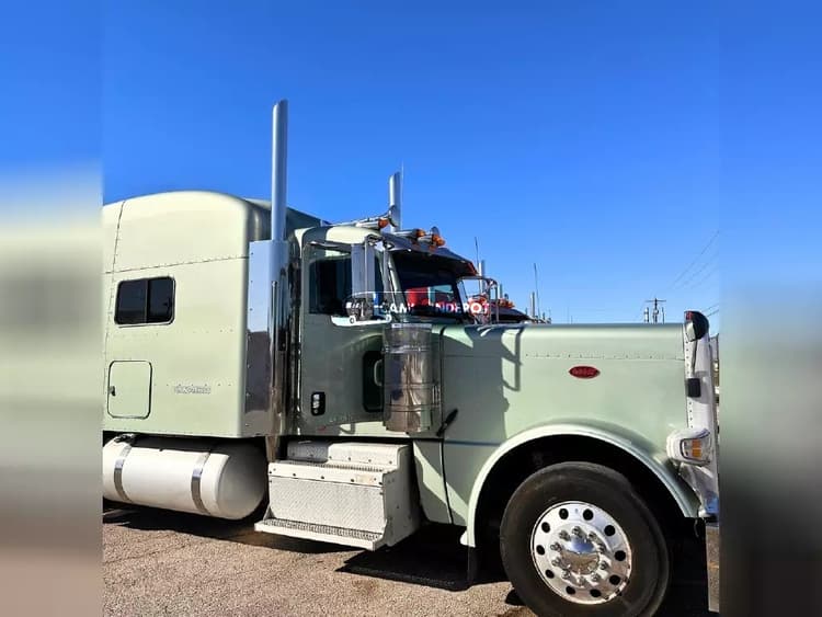 2017 Peterbilt 389 Sleeper Trucks