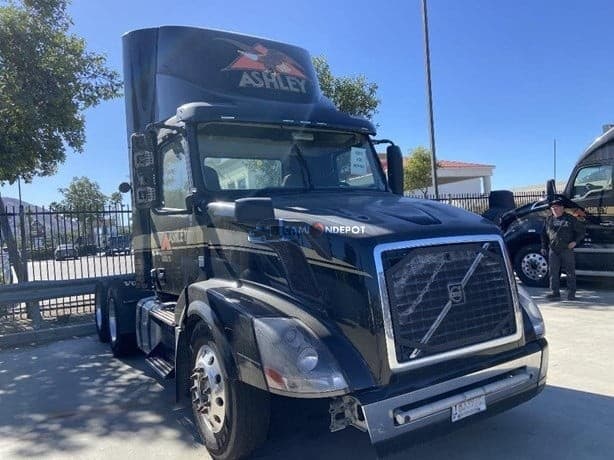 2013 Volvo VNL64T300 Day Cab Trucks