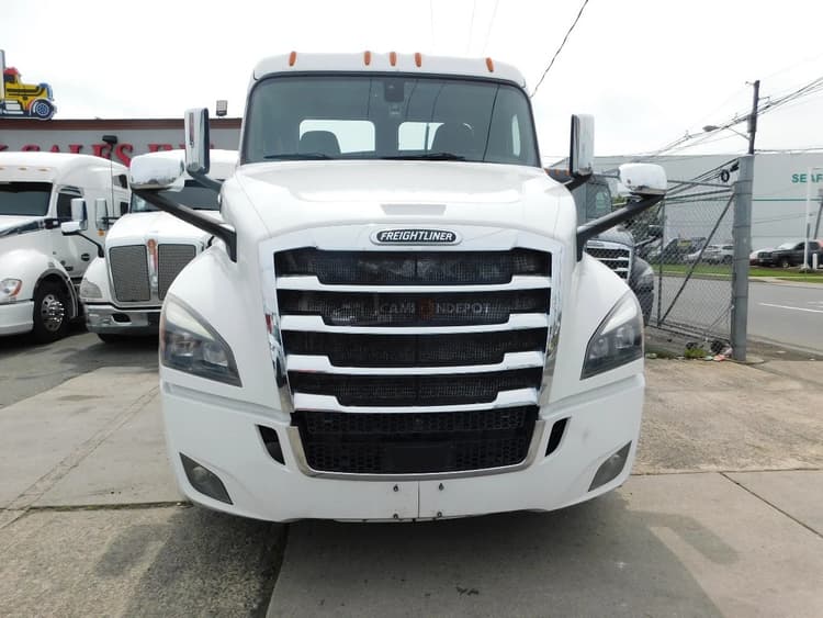 2018 Freightliner CASCADIA Day Cab Trucks