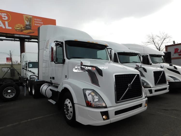 2017 Volvo vln740 Sleeper Trucks