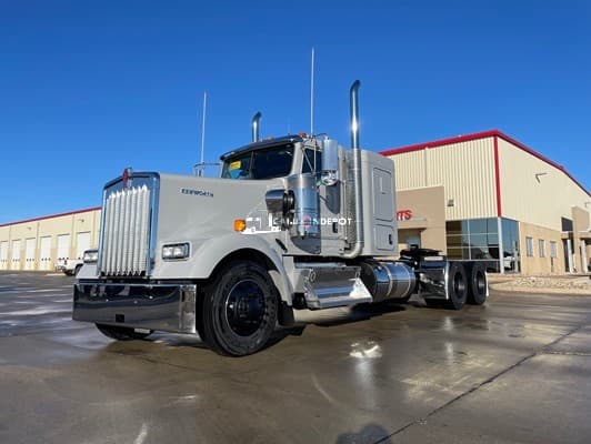 2025 Kenworth W900L Sleeper Trucks