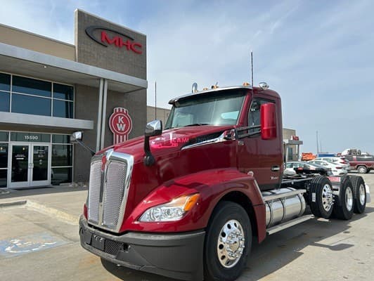 2025 Kenworth T680 Day Cab Trucks