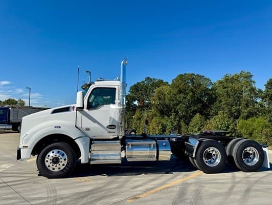 2026 Kenworth T880 Day Cab Trucks