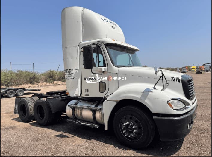 2007 Freightliner Cascadia Day Cab Trucks