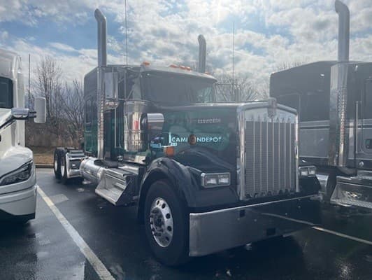 2025 Kenworth W900L Sleeper Trucks