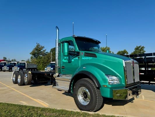 2025 Kenworth T880 Cab & Chassis Trucks