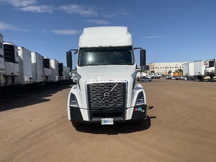 2023 Volvo VNL64760 Sleeper Trucks