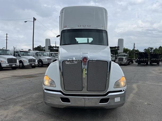 2016 Kenworth T680 Day Cab Trucks