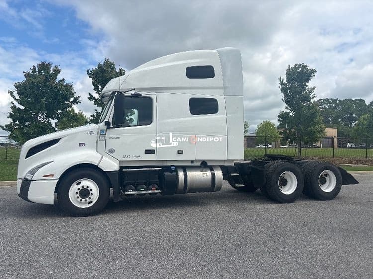 2023 Volvo VNL64760 Sleeper Trucks
