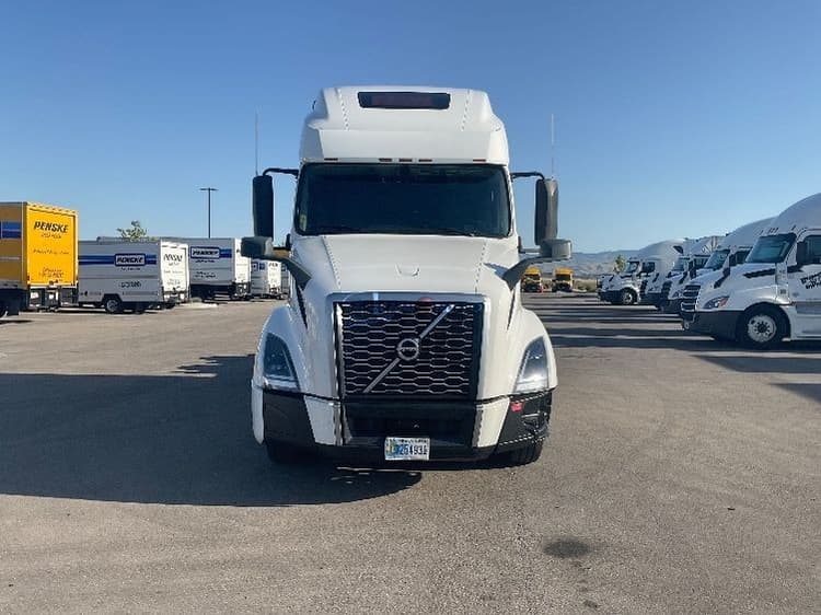 2022 Volvo VNL64760 Sleeper Trucks