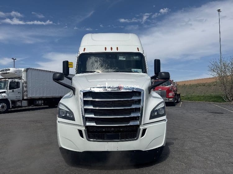 2022 Freightliner T12664ST Sleeper Trucks